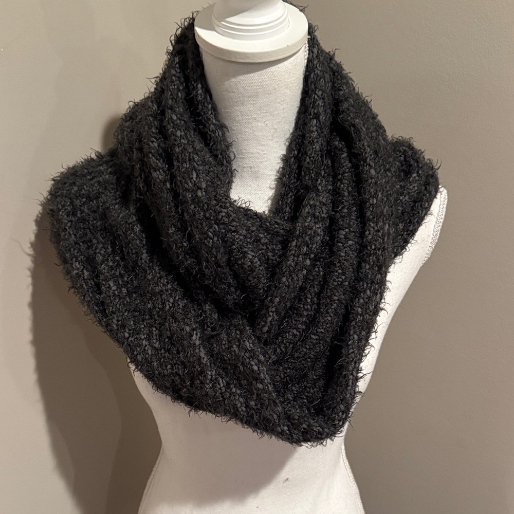 Abercrombie & Fitch 🎉host pick🎉🎈knitted infinity scarf in shades of charcoal